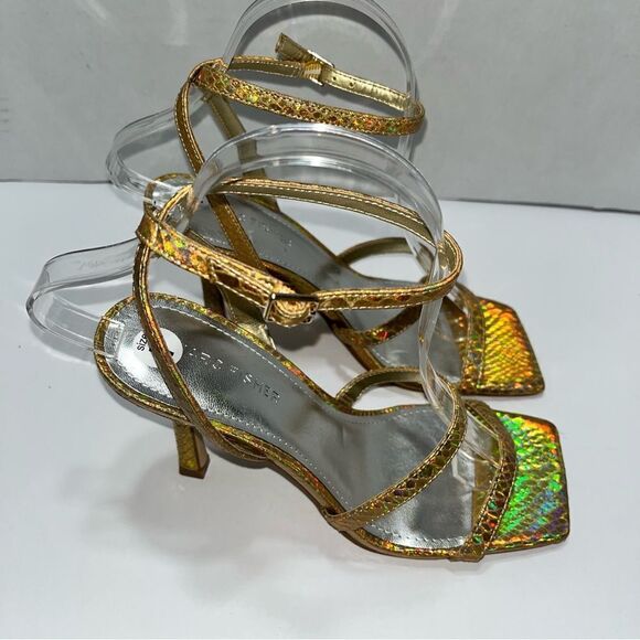 Marc Fisher / Deric Sandal - Picture 5 of 7